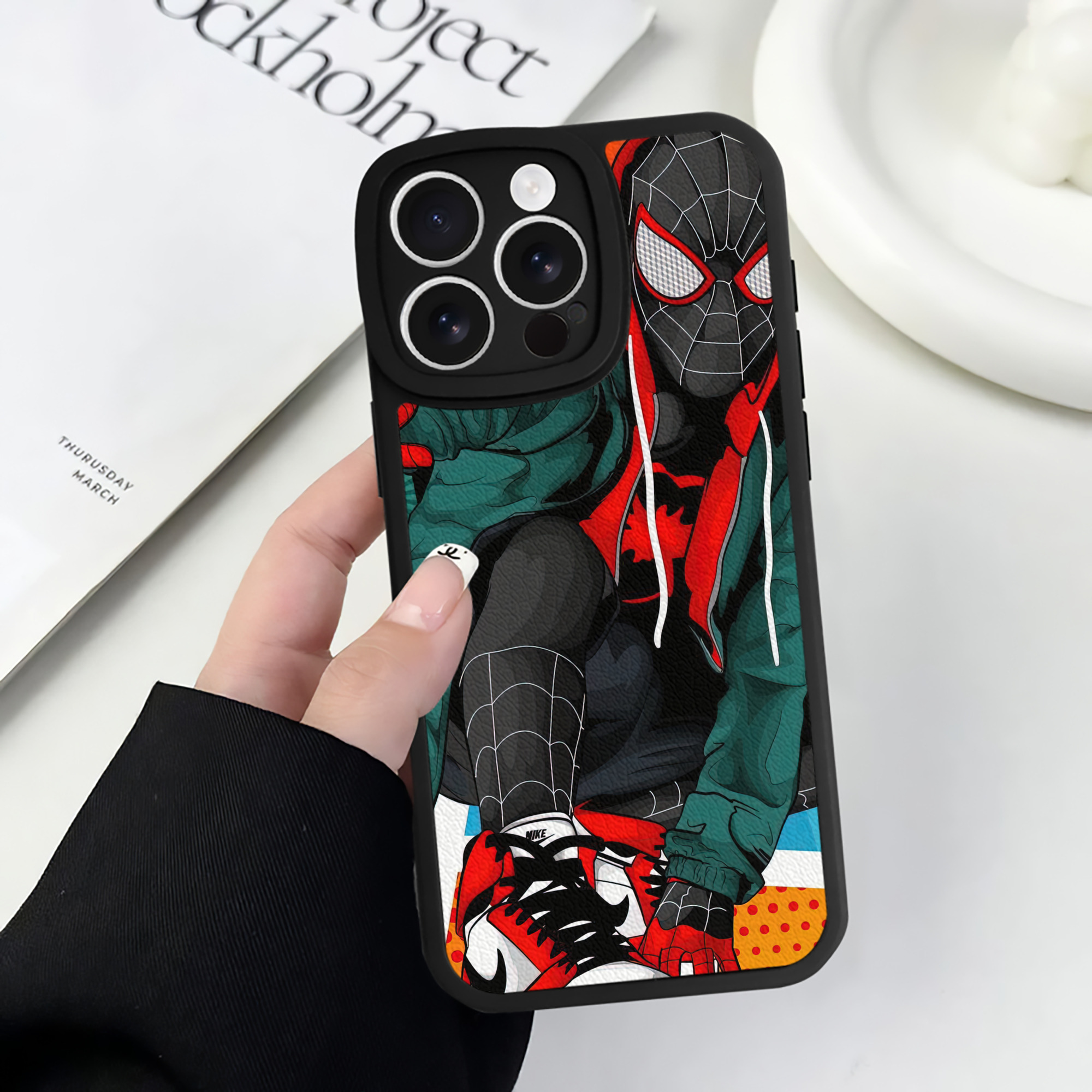 Spider Man スパイダーマン 【iPhone 16シリーズ対応】シリコンスマホケース（レザー調） 材質：シリコン